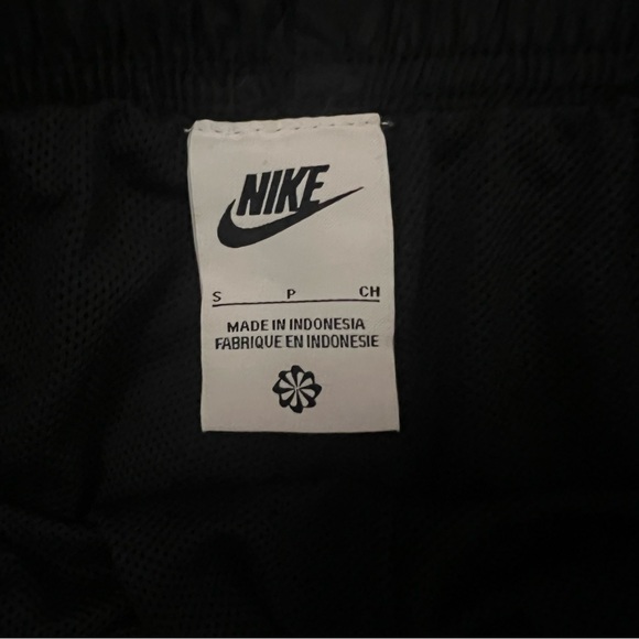 Nike Women’s Nsw Essential Woven Mid Rise Pant - Picture 4 of 5